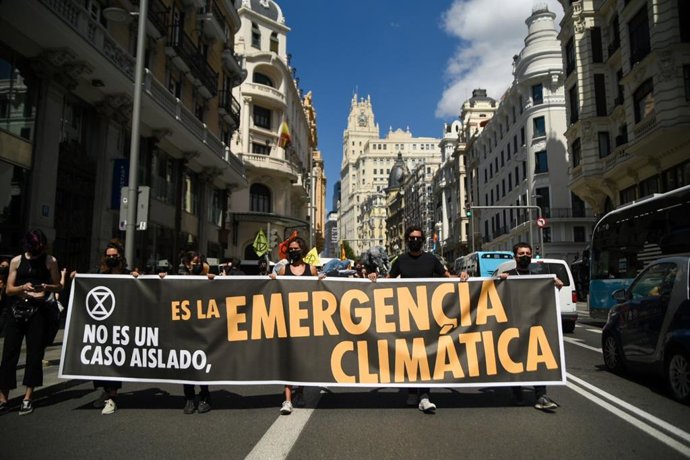 Activistas de Extinction Rebellion en la Gran Vía de Madrid.
