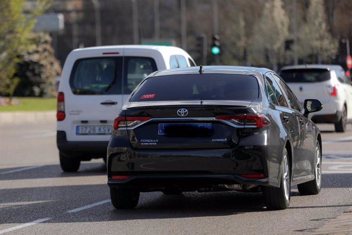 Archivo - Un coche VTC circula por una calle, en Madrid 