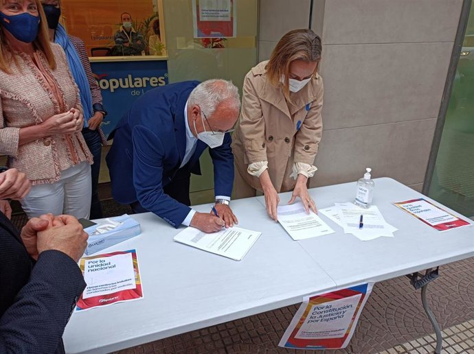 La portavoz del PP en el Congreso, Cuca Gamarra, en la recogida de firmas en Logroño contra los indultos en el procés junto al presidente del PP en La Rioja, Jose Ignacio Ceniceros