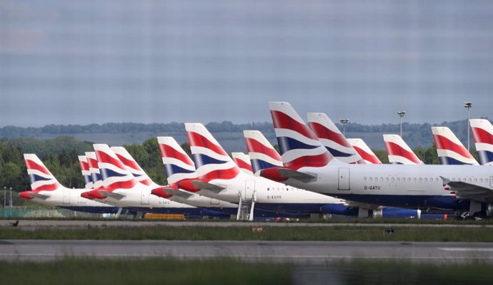 Archivo - 04 May 2020, England, Gatwick: British Airways planes are parked at Gatwick Airport in Sussex due to the coronavirus outbreak. Photo: Gareth Fuller/PA Wire/dpa
