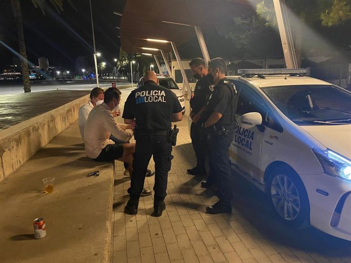 Agentes de la Policía Local de Calvi durante el operativo en la primera noche sin toque de queda.