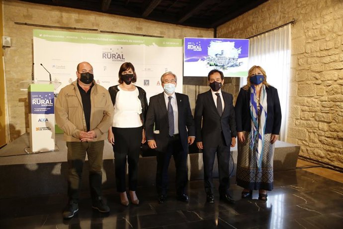 Foto de familia con motivo de la clausura del III Congreso de Turismo Rural Sostenible.
