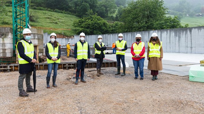 El vicepresidente y consejero de Universidades, igualdad, Cultura y Deporte, Pablo Zuloaga, visita el estado de las obras del Centro de Arte Rupestre de Cantabria.