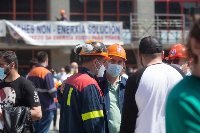 Cientos de personas participan en una concentración en conmemoración del año de lucha por la planta de aluminio y los puestos de trabajo de Alcoa San Cervo