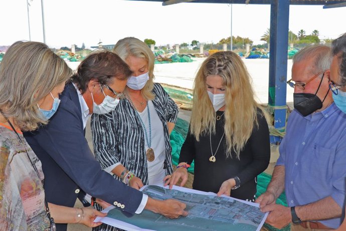 Archivo - La delegada de la Junta en Cádiz, Ana Mestre, durante su visita al Puerto de Bonanza.