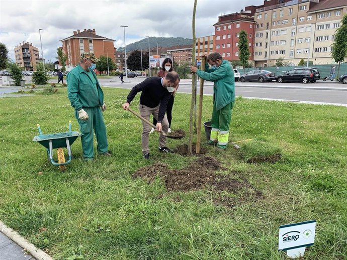 Plantación de un árbol en Lugones