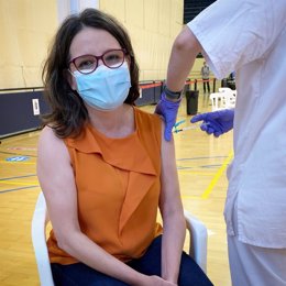 La vicepresidenta de la Generalitat, Mónica Oltra, recibe la vacuna