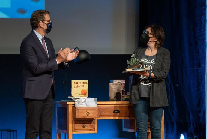 El presidente de la Xunta, Alberto Núñez Feijóo, entrega a la escritora Eva Mejuro el Premio Clubs de Lectura 2021.