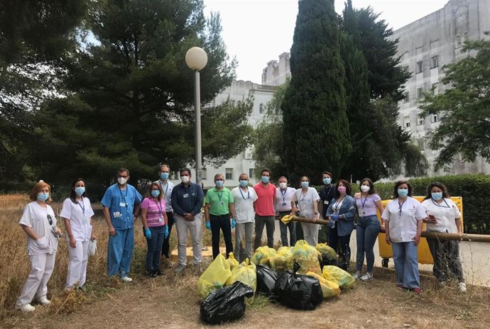 Profesionales y pacientes de Salud Mental del Hospital de Puerto Real, tras la 'Jornada de Basuraleza'.