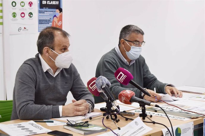 Archivo - El responsable de Educación de CSIF, Mario Gutiérrez, en rueda de prensa.