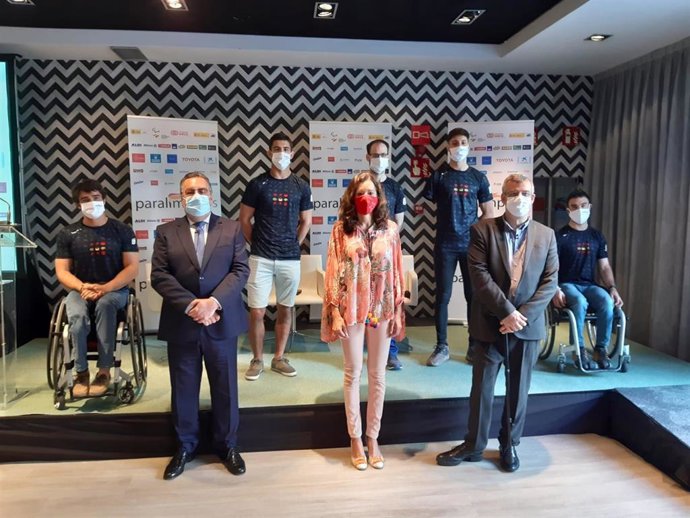 Miguel Carballeda (izda), María Eugenia Carballedo y Luis Leardy, junto a deportistas paralímpicos madrileños