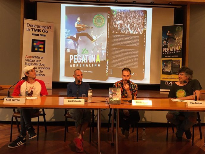 Presentación del libro 'La Pegatina. Adrenalina' con sus autores, Kike Babas y Kike Turrón, y el fundador de La Pegatina, Rubén Sierra.