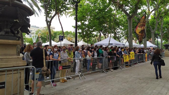 Protesta ante el Palacio de Justicia al inicio del juicio a 13 acusados de desórdenes y daños en una huelga estudiantil en 2017.  En Barcelona el 3 de junio de 2021.