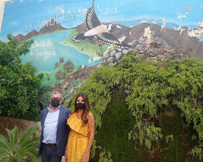 La delegada territorial de Turismo de la Junta en Málaga, Nuria Rodríguez, y el alcade de La Viñuela, José Juan Jiménez López.