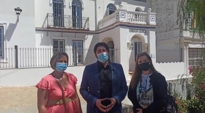 Sánchez, junto a las concejalas de Adelante de Alcalá, junto a la EOI