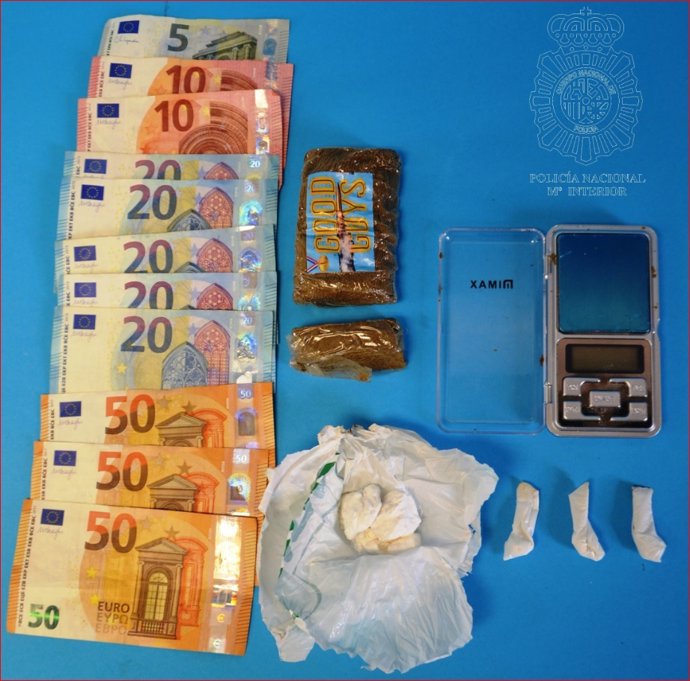 Dinero y efectos incautados en una operación contra la droga