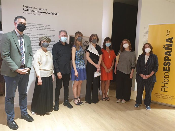La consejera de Cultura, Rebeca Esnaola; el director de Cultural, Ignacio Apezteguía; responsables del Museo de Navarra; la comisaria de la exposición; Celia Martín; familiares de Lydia Anoz; y responsables de PhotoEspaña y la Real Sociedad Fotográfica.