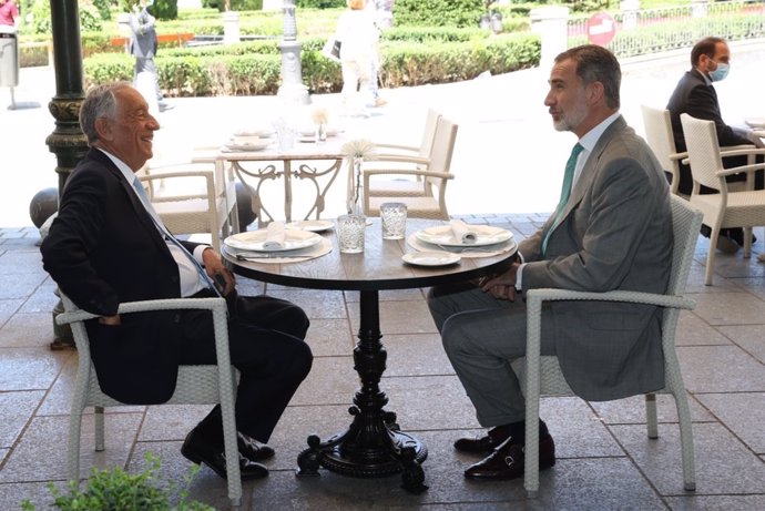 El Rey Felipe VI y el presidente de la República de Portugal, Marcelo Rebelo de Sousa, almuerzan en una terraza de la Plaza de Oriente de Madrid.