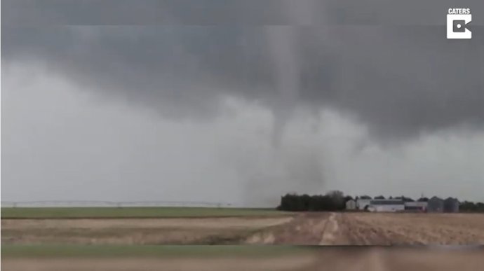 Un tornado causa el caos en una pequeña ciudad de Kansas