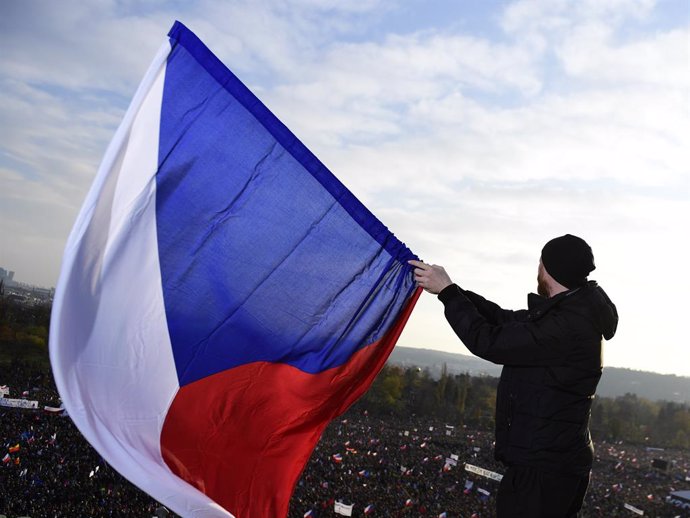 Archivo - 16 November 2019, Czech Republic, Prague: A man waves teh Czech flag during a protest at the Letna Park against Czech Prime Minister Andrej Babis, a day before the 30th anniversary of the so-called Velvet Revolution. Photo: Roman Vondrou/CTK/