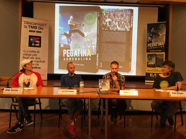 Presentació del llibre 'La Pegatina. Adrenalina' amb els seus autors, Kike Babas i Kike Turrón, i el fundador de La Pegatina, Rubén Sierra.