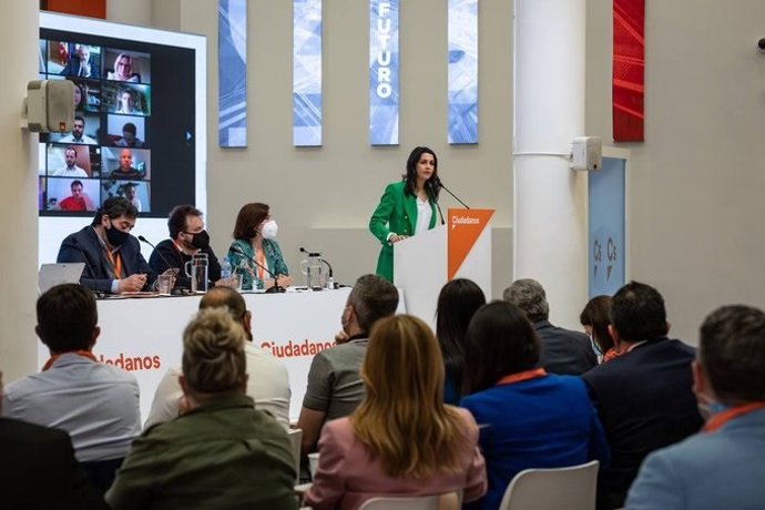 La presidenta de Ciudadanos, Inés Arrimadas, interviniendo en una reunión del Consejo General del partido en la sede de Madrid.