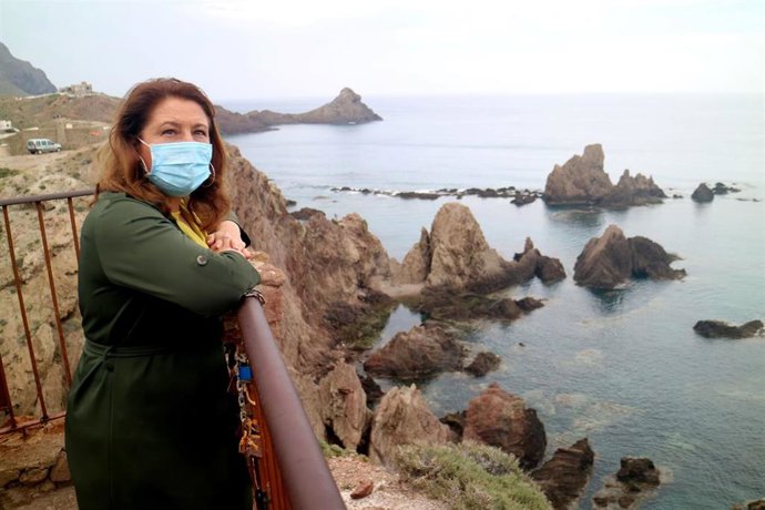 La consejera en el mirador del arrecife de Las Sirenas, en Cabo de Gata