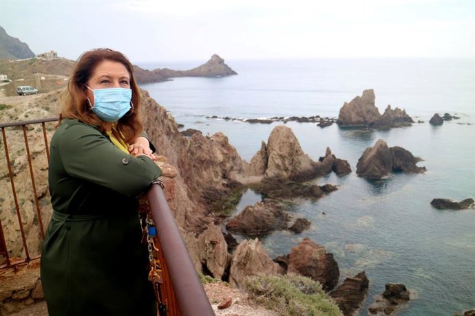 La consejera en el mirador del arrecife de Las Sirenas, en Cabo de Gata