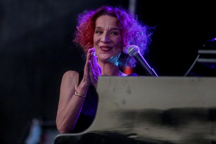 Archivo -  Dulce Pontes canta en una imagen de archivo.