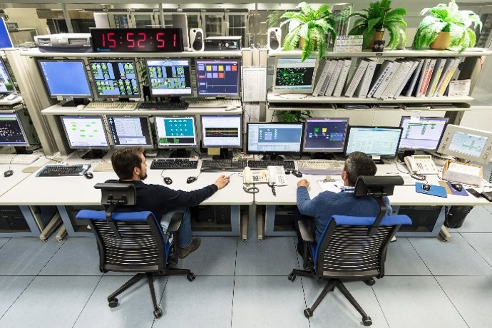 Archivo - Personal técnico de Enaire.