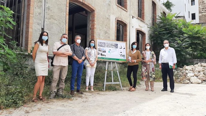 La delegada de Fomento, Infraestructuras y Ordenación del Territorio del Gobierno andaluz en Córdoba, Cristina Casanueva (segunda por la dcha.), en su visita a Priego de Córdoba.