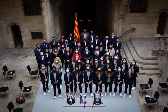 El presidente de la Generalitat, Pere Aragons, recibe al equipo femenino de fútbol del FC Barcelona en el Palau de la Generalitat