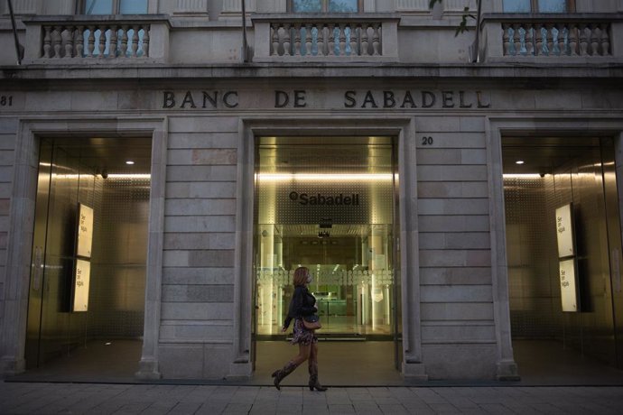 Archivo - Sede histórica del Banc Sabadell en Sabadell, Barcelona, Catalunya (España), a 17 de noviembre de 2020.