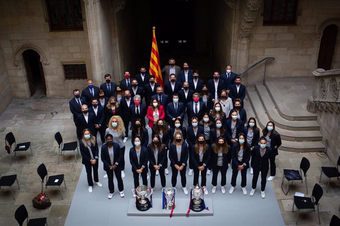 El president de la Generalitat, Pere Aragons, rep l'equip femení de futbol del FC Barcelona al Palau de la Generalitat.