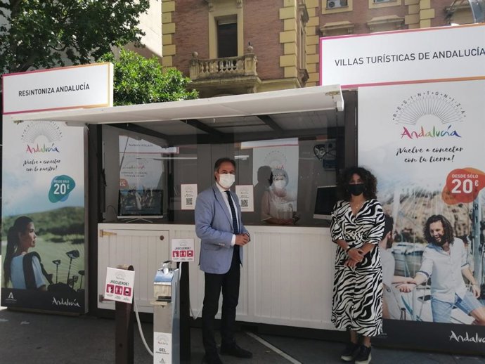 El delegado territorial de Turismo de la Junta de Andalucía en Córdoba, Ángel Pimentel, visita la promoción itinerante organizada por la Consejería.
