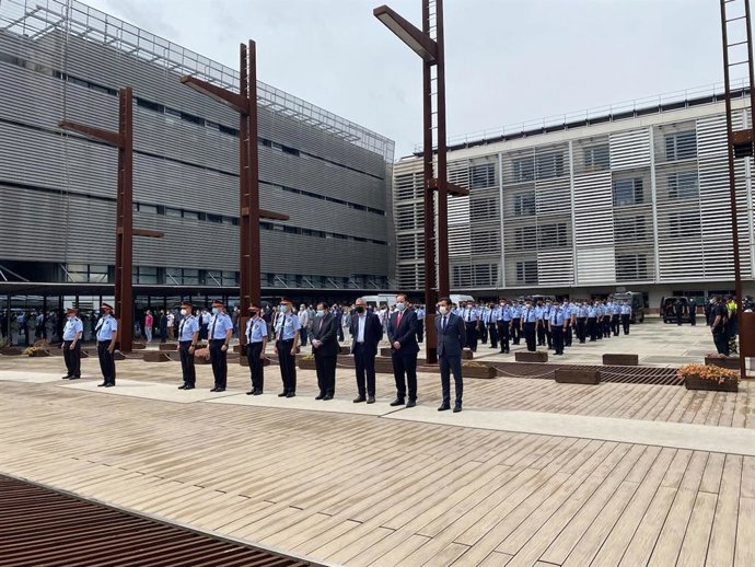 Minuto de silencio en el complejo central de Mossos d'Esquadra en recuerdo a la agente que ha muerto en un accidente causado por un conductor ebrio y sin carné. El 4 de junio de 2021.