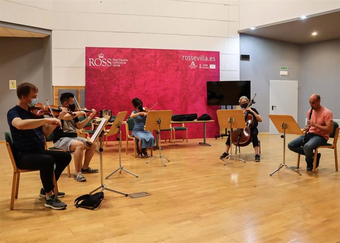 Los cinco artistas practican los dos quintetos que se interpretarán este domingo