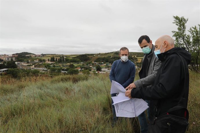 El alcalde de la localidad, Jesús Arrizubieta,  y el director general de Proyectos Estratégicos, Rubén Goñi, consultan el plano de la zona junto con Mauricio Olite, de la asociación Berdesia
