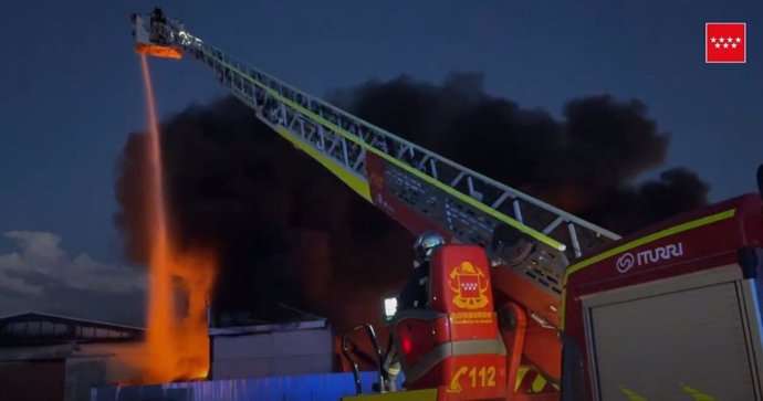 Cuatro dotaciones de Bomberos de la Comunidad intervienen en el incendio de una nave industrial en Yuncos (Toledo)
