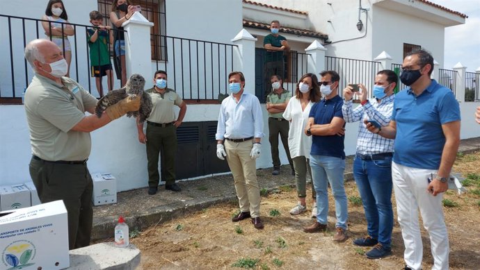 El delegado del Gobierno andaluz en Córdoba, Antonio Repullo (centro), y el delegado de Desarrollo Sostenible, Giuseppe Aloisio (dcha.), durante la suelta de una de las aves.