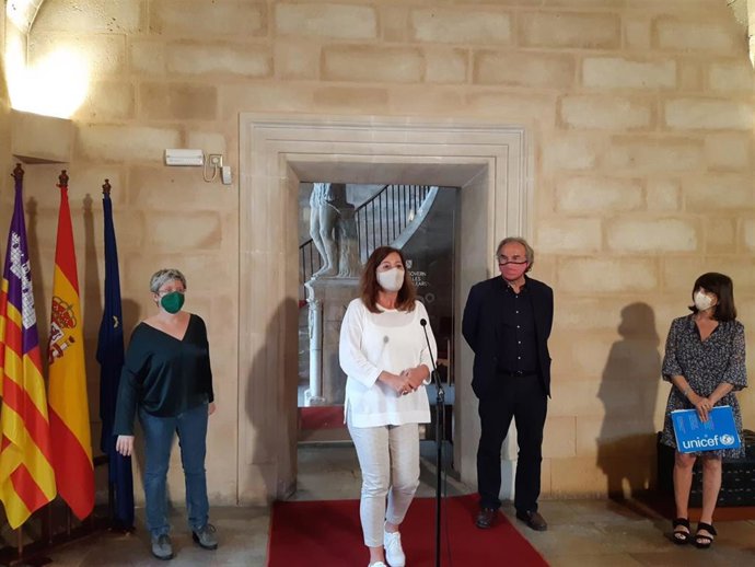 La presidenta del Govern, Francina Armengol; el conseller de Educación y Formación Profesional, Martí March; la coordinadora del colectivo 0-3 años Maria José Jiménez (izqda.) y la presidenta de Unicef Baleares, Mercedes del Pozo Abejón (dcha.)