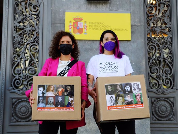 María De Toro y Miriam Varela entregan en el Ministerio de Educación las firmas para pedir la inclusión de figuras femeninas en el currículum educativo.