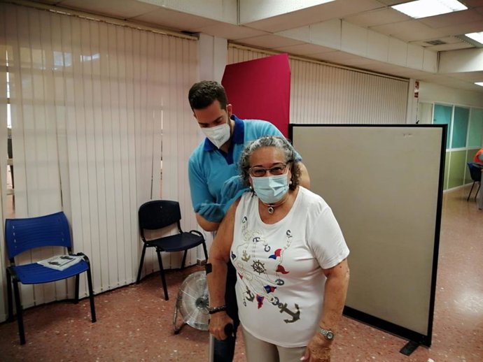 Archivo - Una mujer es vacunada contra el Covid-19 en un centro cívico de Córdoba.