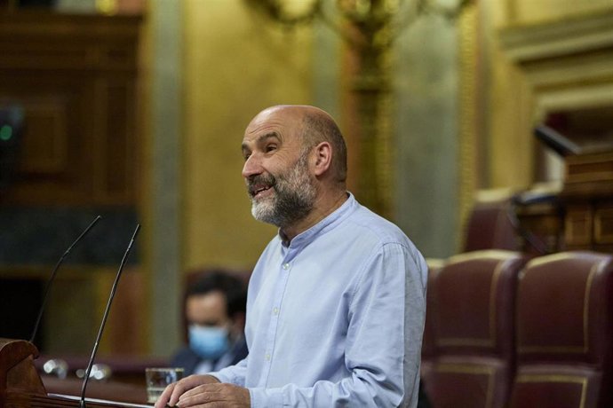 El diputado de Unión do Povo Galego, Néstor Rego, interviene en una sesión plenaria en el Congreso 