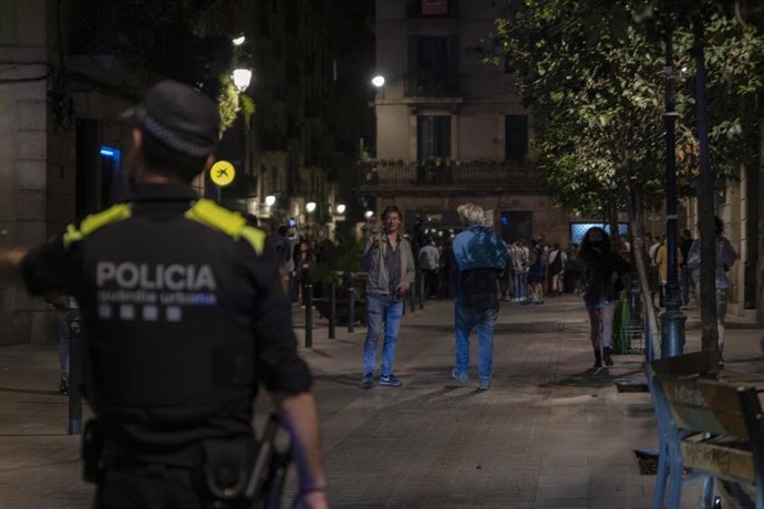 Agentes de la Guardia Urbana de Barcelona, frente a jóvenes en ambiente festivo, a 22 de mayo de 2021, en Barcelona, Catalunya (España).