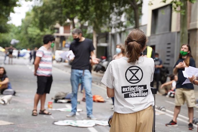Activistes del moviment ecologista Extinction Rebellion protesten davant la seu de la Direcció general de Polítiques Ambientals i Mitj Natural de la Generalitat, en la qual aquest divendres 4 de juny s'han encadenat una desena de manifestants.