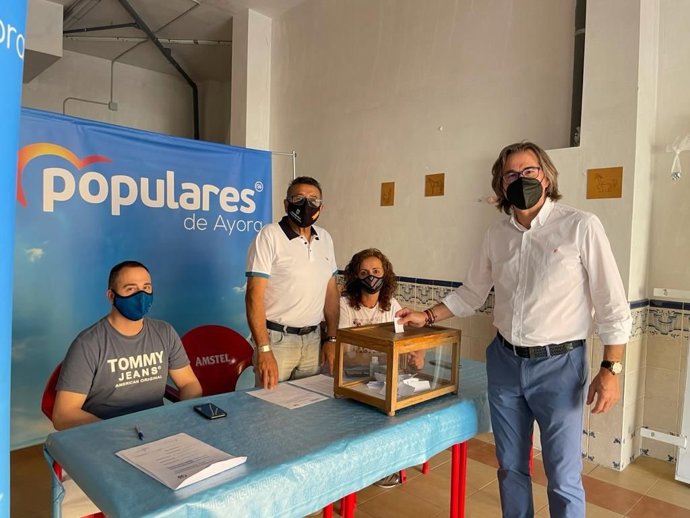 José Vicente Anaya ejerce su derecho a voto para elegir el nuevo presidente del PPCV