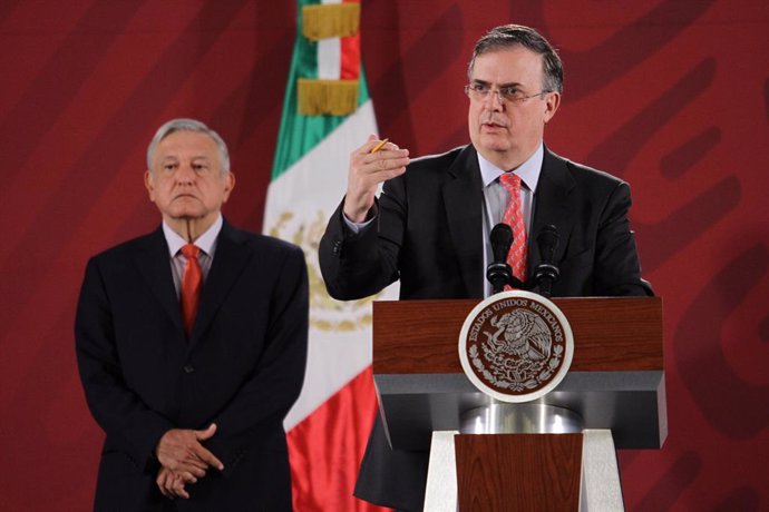 Archivo - 11 November 2019, Mexico, Mexico City: Marcelo Ebrard (R), Mexican Foreign Minister, speaks during a press conference alongside Mexican President Andres Manuel Lopez Obrador. One day after his resignation as President of Bolivia, Evo Morales a