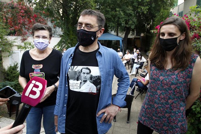 La diputada de Podemos por Baleares, Antonia Jover; el politólogo y cofundador de Podemos Juan Carlos Monedero, y la diputada por Baleares, Lucía Muñoz, participan en un acto de campaña para designar el nuevo líder de Podemo