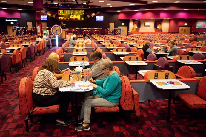 17 May 2021, United Kingdom, Birmingham: People play a game at the Mecca Bingo hall in Birmingham, West Midlands, as indoor hospitality and entertainment venues reopen to the public following the further easing of lockdown restrictions in England. Photo